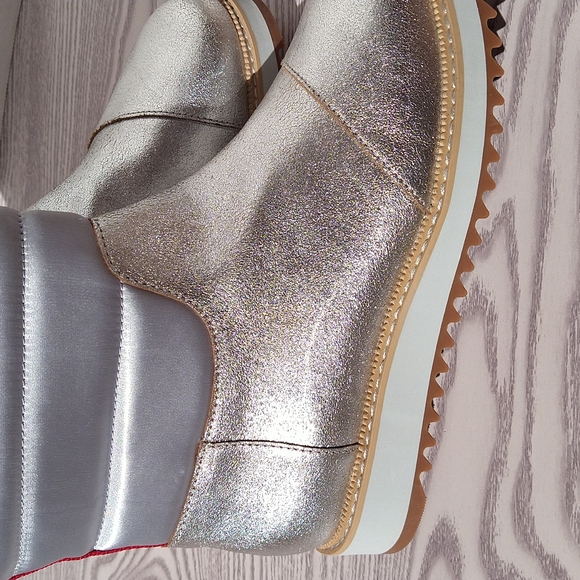 Toms Makenna silver metallic leather Winter Rain Boots size 8.5 - Picture 16 of 17